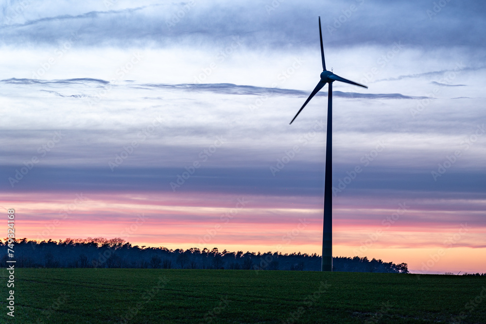 Obraz premium Energie im Abendlicht: Windturbine in der Dämmerung
