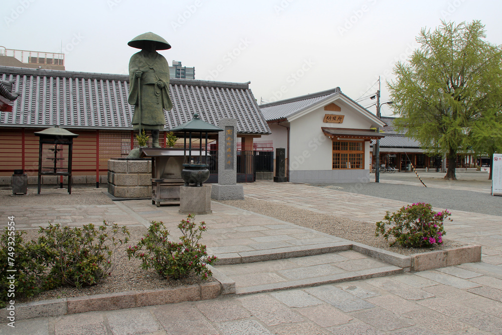 Naklejka premium statue of a pilgrim in a shinto temple (shitenno-ji) in osaka in japan 