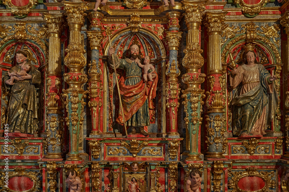 Iglesia en Burgos, España, arte y pintura religiosa.