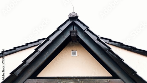 Dach, dachówka na budynku jednorodzinnym, szczyt dachu.