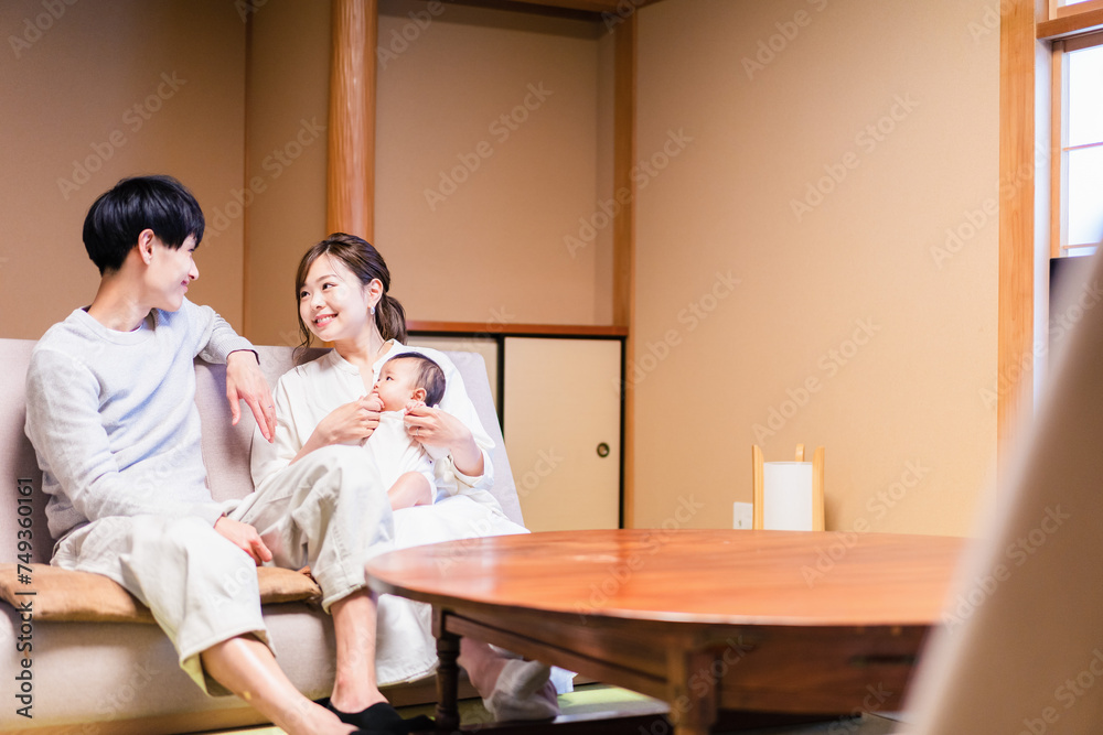 赤ちゃんとレジャーに出かけるファミリー 赤ちゃんとレジャーに出かけるファミリー