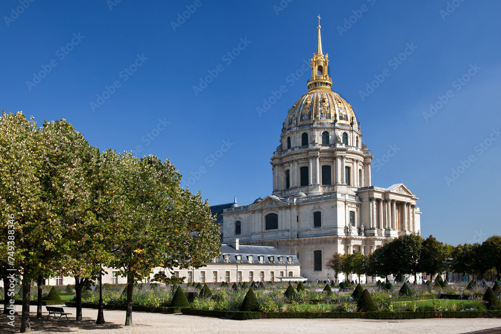 Paris France: Chapel of Saint Louis des Invalides . There is a tomb of Napoleon Bonaparte. National Residence of Invalids - museum relating to military history of France.