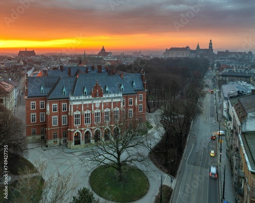 Widok na panoramę Krakowa od strony UJ w kierunku Wawelu o wschodzie słońca