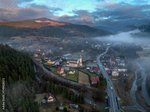 Widok z drona na piękną wieś w Gorcach z zabytkowymi kościołami