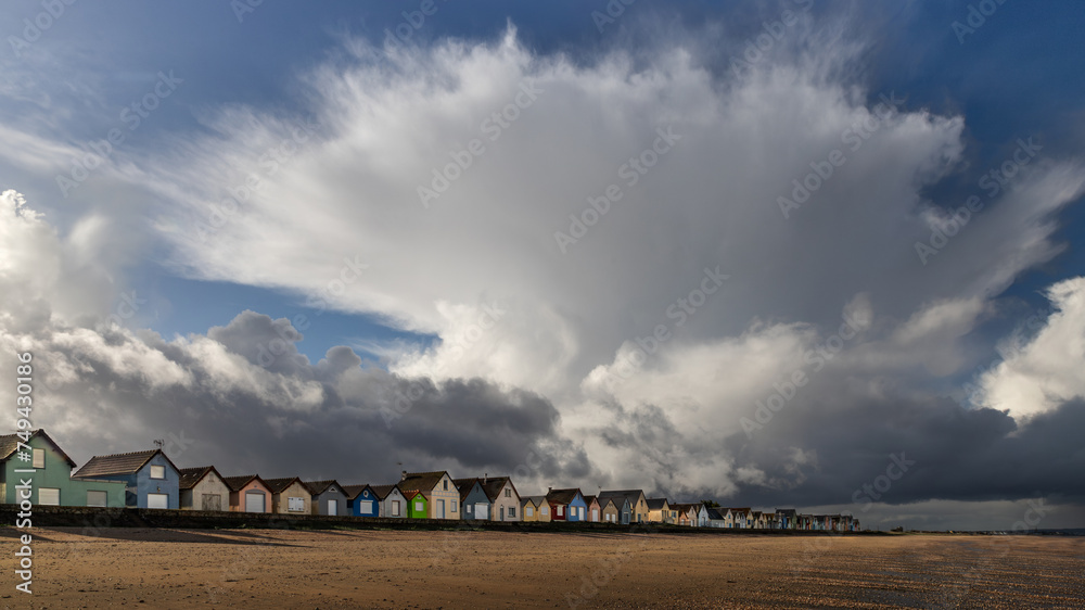 Les cabanes de Ravenoville-plage, sous un cumulonimbus (Manche)
