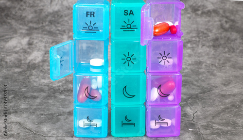 Pillenbox, Tabletten-Organizer, Medikationhilfe, Tablettenspender,
Medikamentenbox, Tablettenbox,

