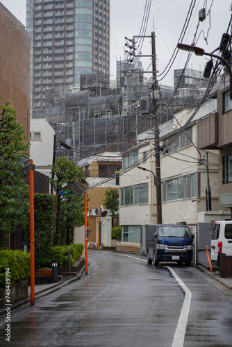 雨が降る東京港区赤坂7丁目の風景