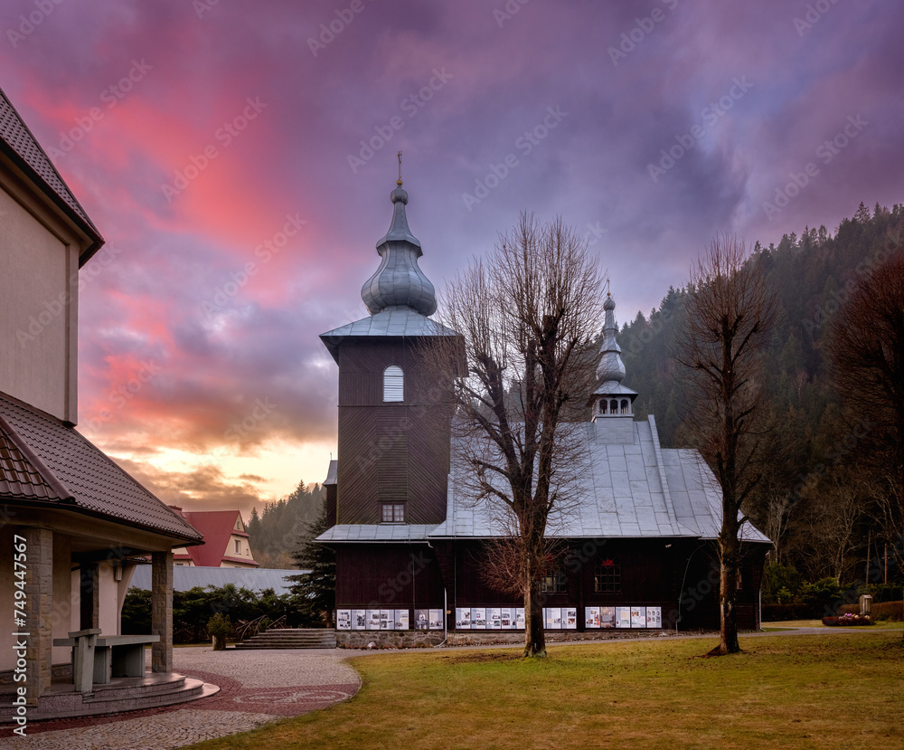Drewniany, zabytkowy i kameralny wiejski kościół w położonej w Gorcach Szczawie - obrazy, fototapety, plakaty 