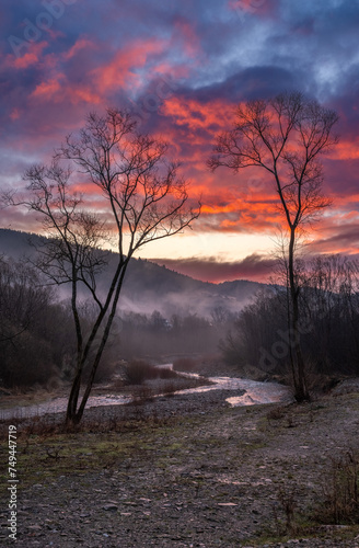 Zjawiskowy, czerwony wschód słońca nad górskim potokiem w Gorcach © Michal45