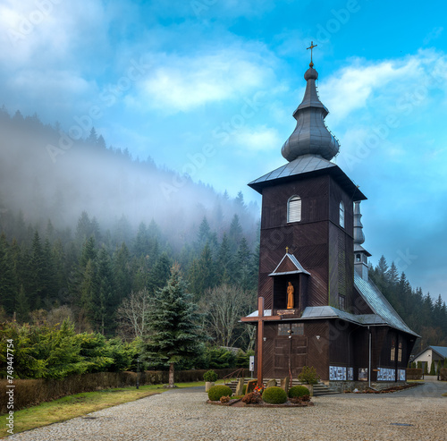 Drewniany, zabytkowy i kameralny wiejski kościół w położonej w Gorcach Szczawie © Michal45