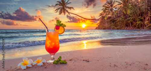 Cocktail sur une plage déserte tropicale sans personne avec un coucher de soleil.