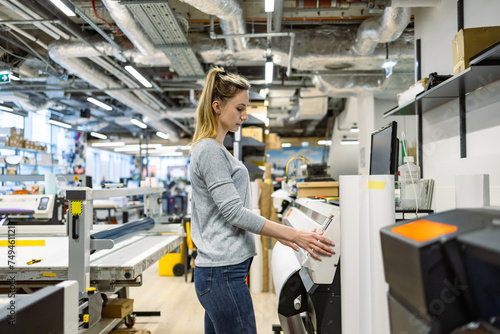 Foto Woman working in a printing factory