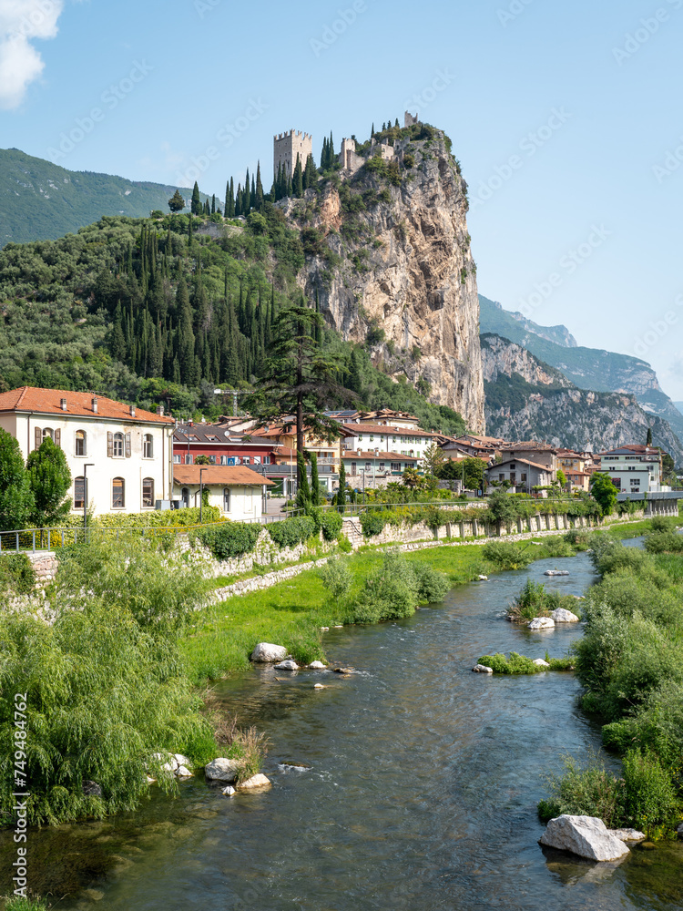 Fototapeta premium Castello di Arco trohnt auf einem mächtigen Felshügel über dem kleinen Städtchen Arco am Gardasee - eine der schönsten Burgen im Trentino / Italien