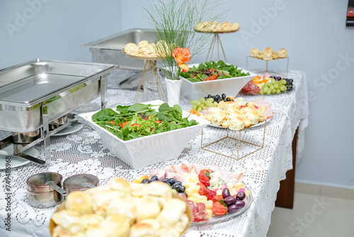 Lindo enfeites de comidas na mesa com varios pratos decorados. photo