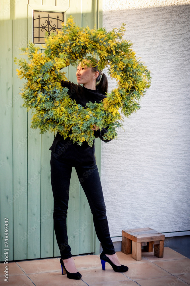 Φωτογραφία ミモザの花と女性_国際女性デー