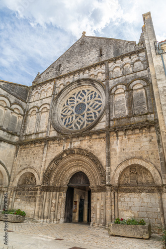 Obraz na płótnie Façade de l'église Saint-Léger de Cognac, Charente-Maritime w salonie