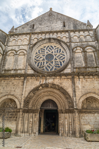 Obraz na płótnie Façade de l'église Saint-Léger de Cognac, Charente-Maritime w salonie