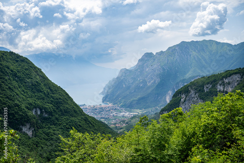 Dunkle Wolken   ber Riva del Garda am Gardasee   Trentino   Italien 