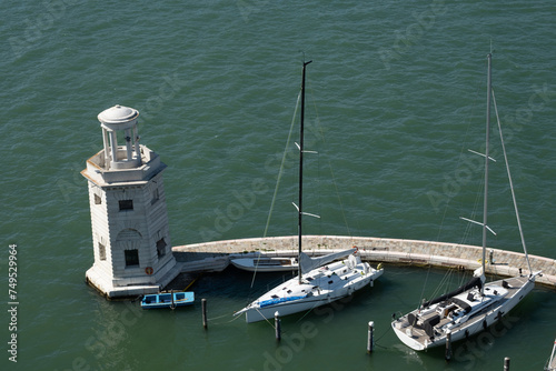 Vue en hauteur d'un port de Venise, port de méditerranée avec un phare ancien, port traditionnel, bateau et marina