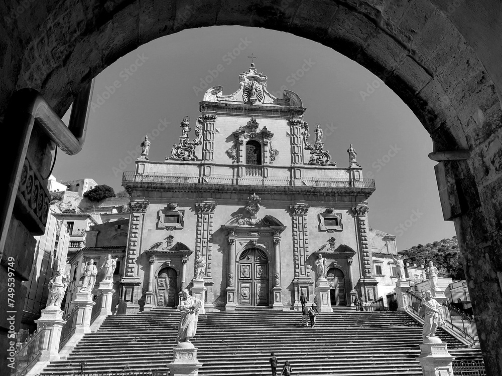 Il Duomo di San Pietro a Modica, incorniciato dall'arco di un vicolo.