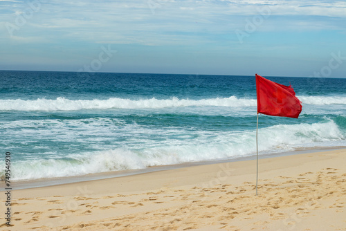 фотографія red flag on the beach