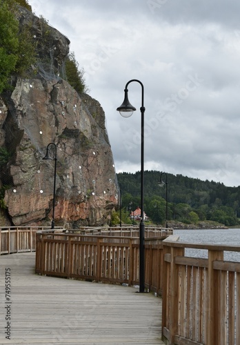 paseo marítimo de madera en Uddevalla con farolas y rocas