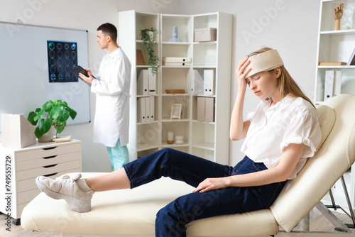 Young woman with brain conc...