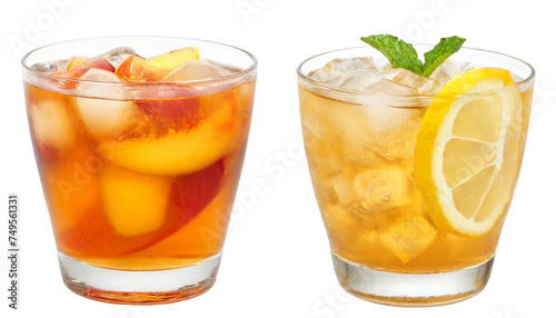 Glas Pfirsich eistee links und ein Glas Zitronen eistee rechts isoliert auf weißen Hintergrund, Freisteller 