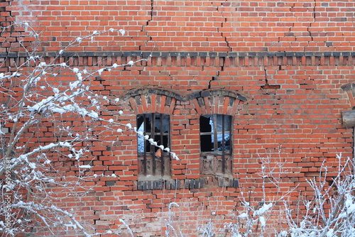 Billede på lærred windows of an ancient ruined building with a brick wall