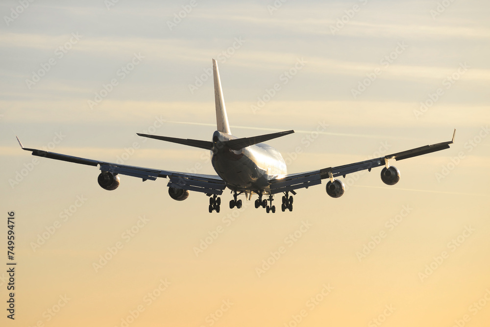 747 Sunrise Landing at London Gatwick Airport LGW - obrazy, fototapety, plakaty 