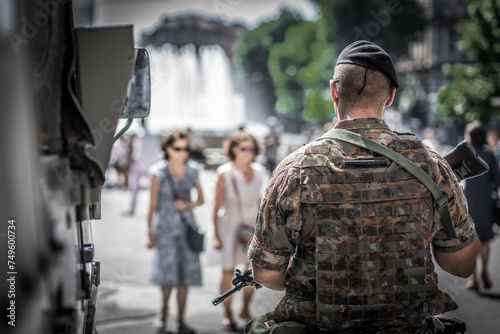 Schilderij op canvas militare protegge i cittadini a Milano