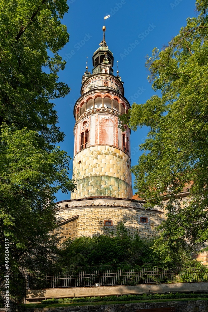 Blick auf den Schlossturm des Schlosses von Krumau an der Moldau in Südböhmen in Tschechien