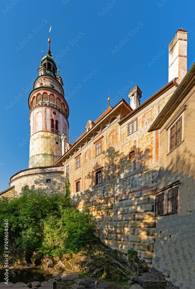 Blick auf den Schlossturm des Schlosses von Krumau an der Moldau in Südböhmen in Tschechien