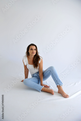 jovem mulher casual de jeans em foto espontânea e feliz , livre, leve e solta 