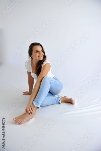 jovem mulher casual de jeans em foto espontânea e feliz , livre, leve e solta 