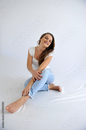 jovem mulher casual de jeans em foto espontânea e feliz , livre, leve e solta 