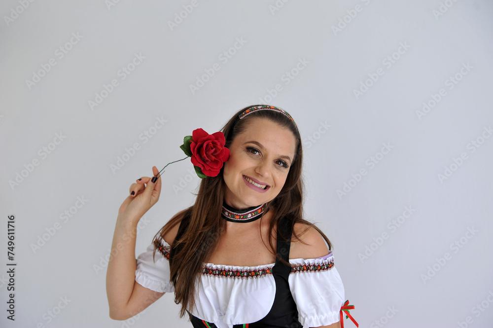 rosa vermelha segura Empregada camponesa anúncia oktoberfest, tradicional festa alemã rosa vermelha segura Empregada camponesa anúncia oktoberfest, tradicional festa alemã