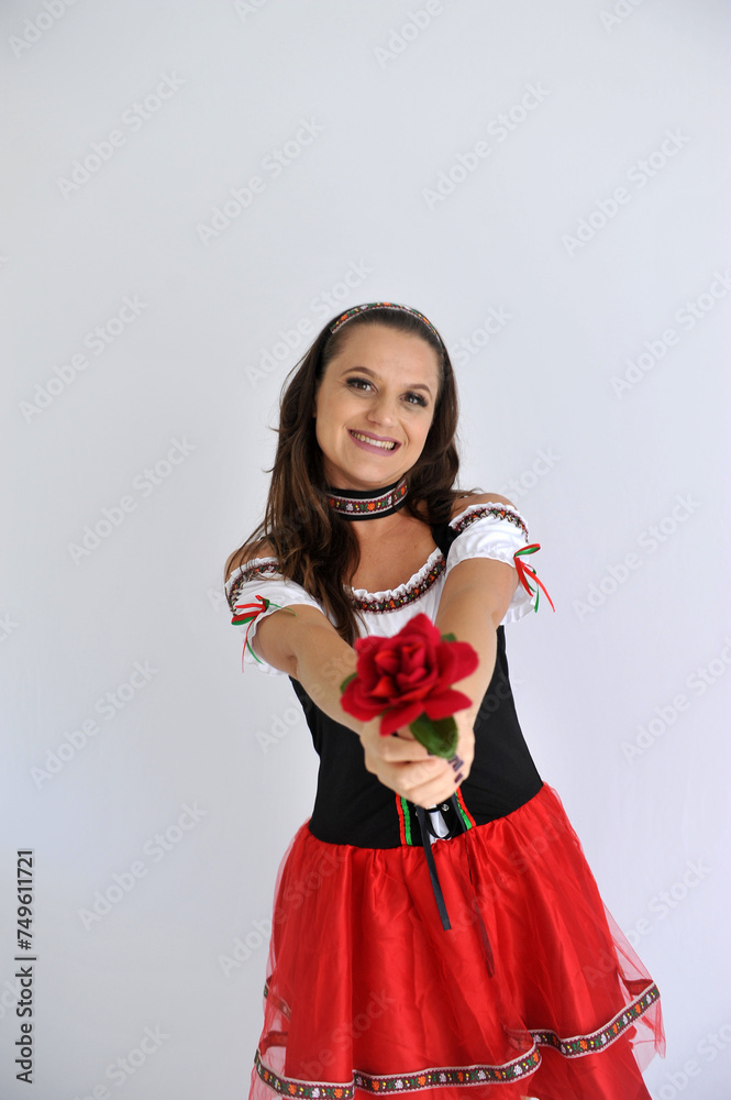 rosa vermelha segura Empregada camponesa anúncia oktoberfest, tradicional festa alemã rosa vermelha segura Empregada camponesa anúncia oktoberfest, tradicional festa alemã