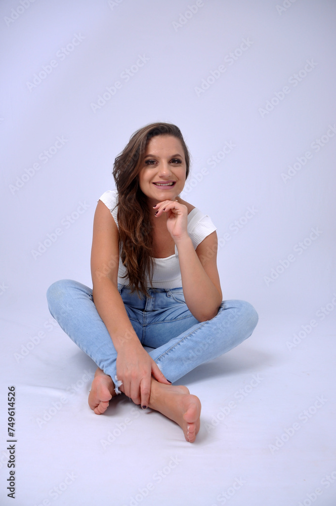 mulher  a vontade pose de modelo usando calça jeans 
