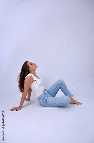 mulher  a vontade pose de modelo usando calça jeans  photo