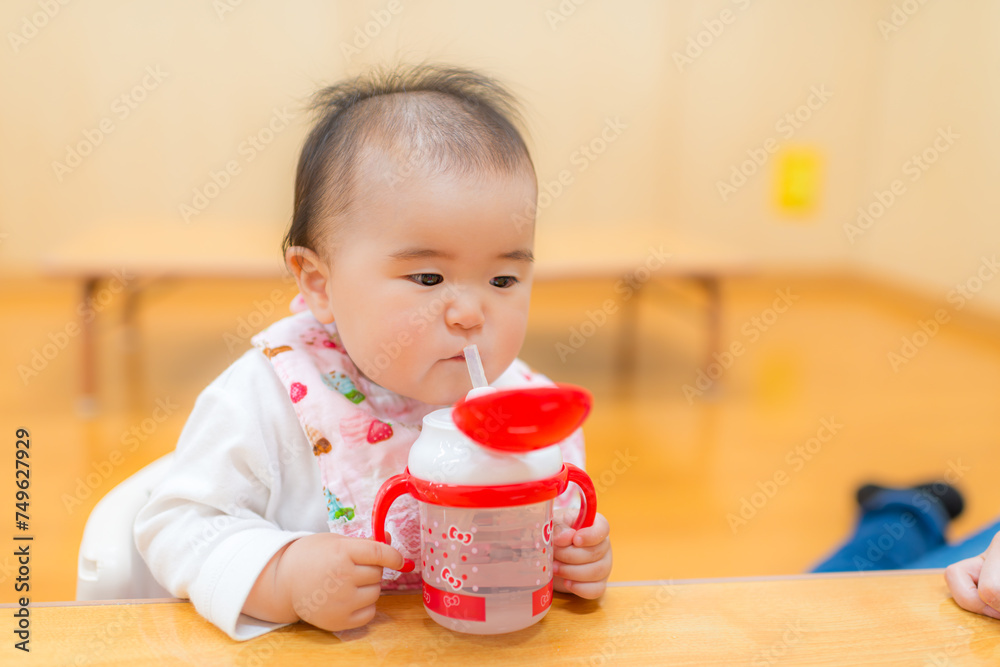子どもルームで元気に遊んでいる幼児 子どもルームで元気に遊んでいる幼児