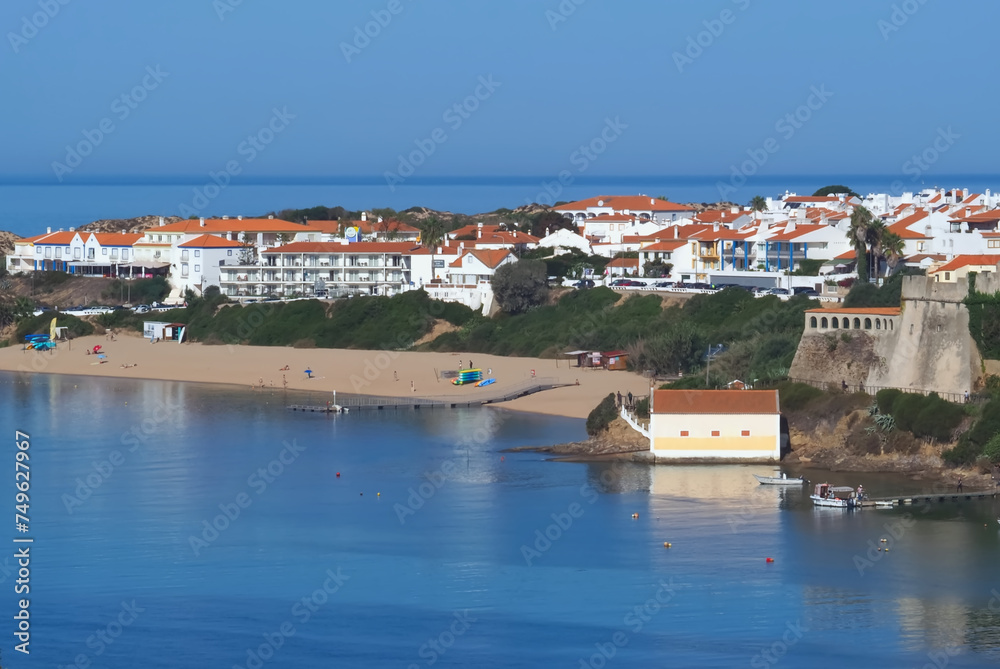 Obraz premium Vila Nova de Milfontes - beautiful portuguese town at river Mira with a castle ad beautiful beaches