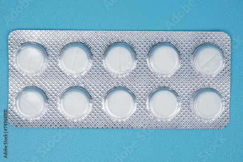 Bild auf Leinwand White antibiotic tablets on silver blister pack