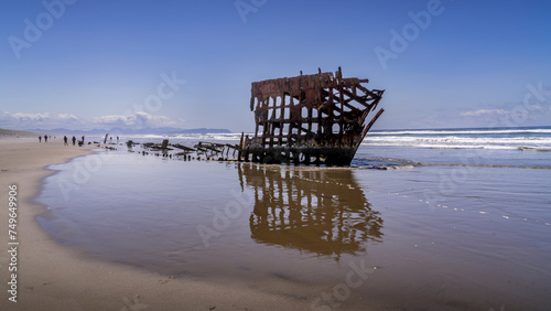 Shipwreck of the Peter Iredale Barque © hpbfotos