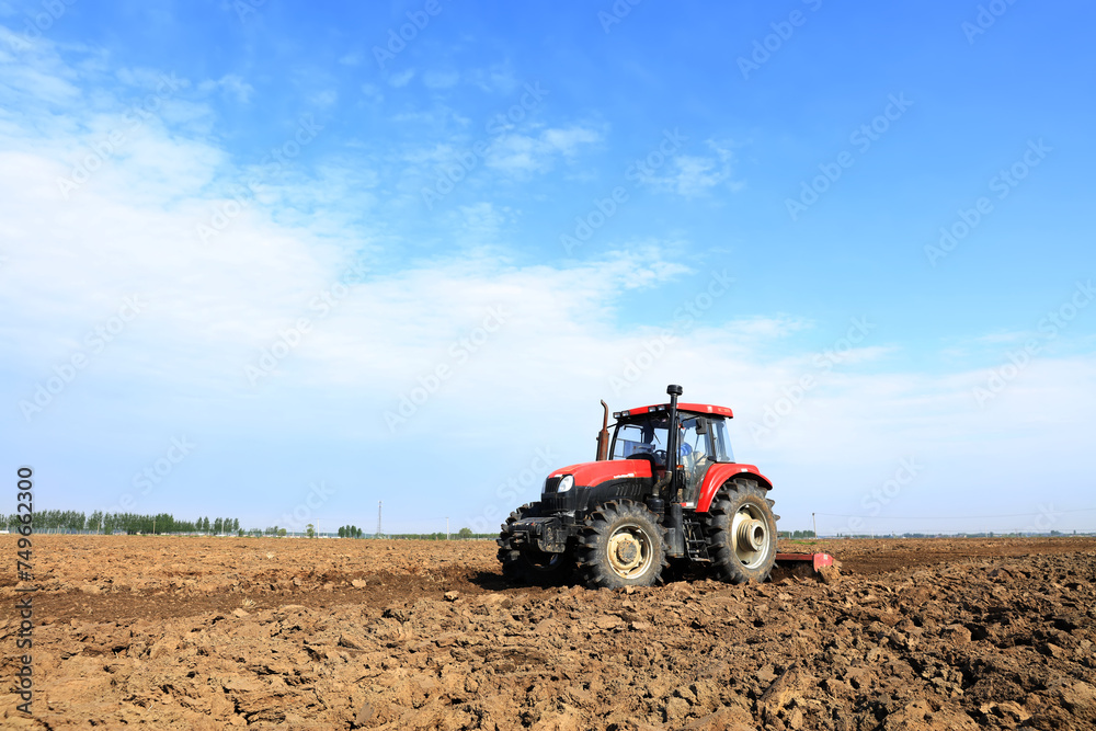 In spring, farmers use farm machinery to grow peanuts In spring, farmers use farm machinery to grow peanuts