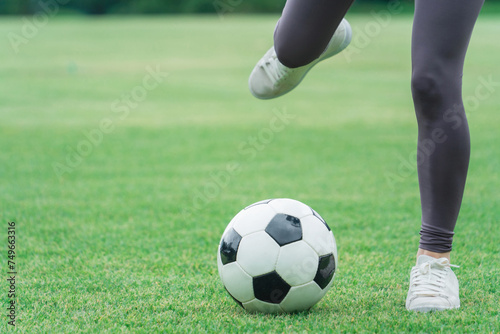 サッカーボールを蹴る・シュートする女性の足元
 photo
