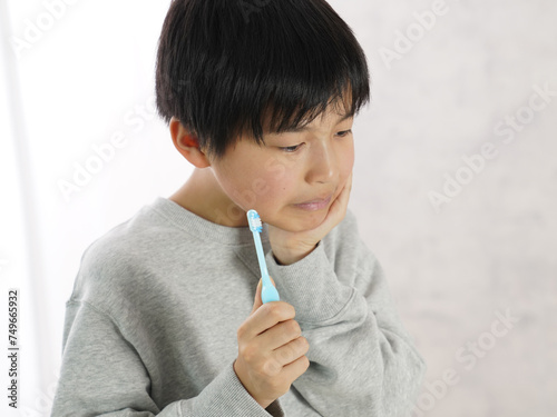 歯を磨く日本人の男の子 photo