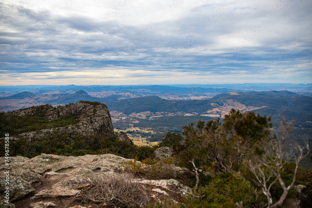 Obraz premium panorama of mountains in mount barney national park as seen from the top of mount maroon; unique ladscape of south east queensland near brisbane and gold coast