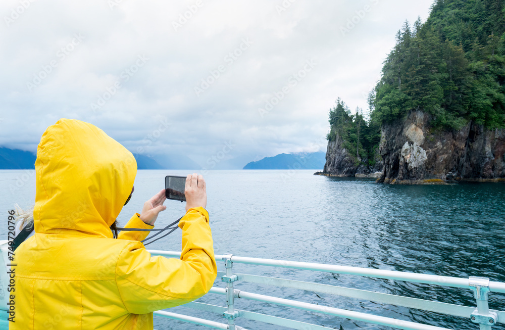 Φωτογραφία Tourist taking smartphone photos on the boat at Resurrection Bay, Kenai Fjords National Park, Seward, Alaska