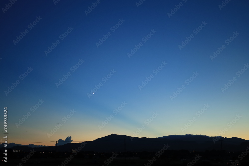 日没後の郊外の山のシルエット
